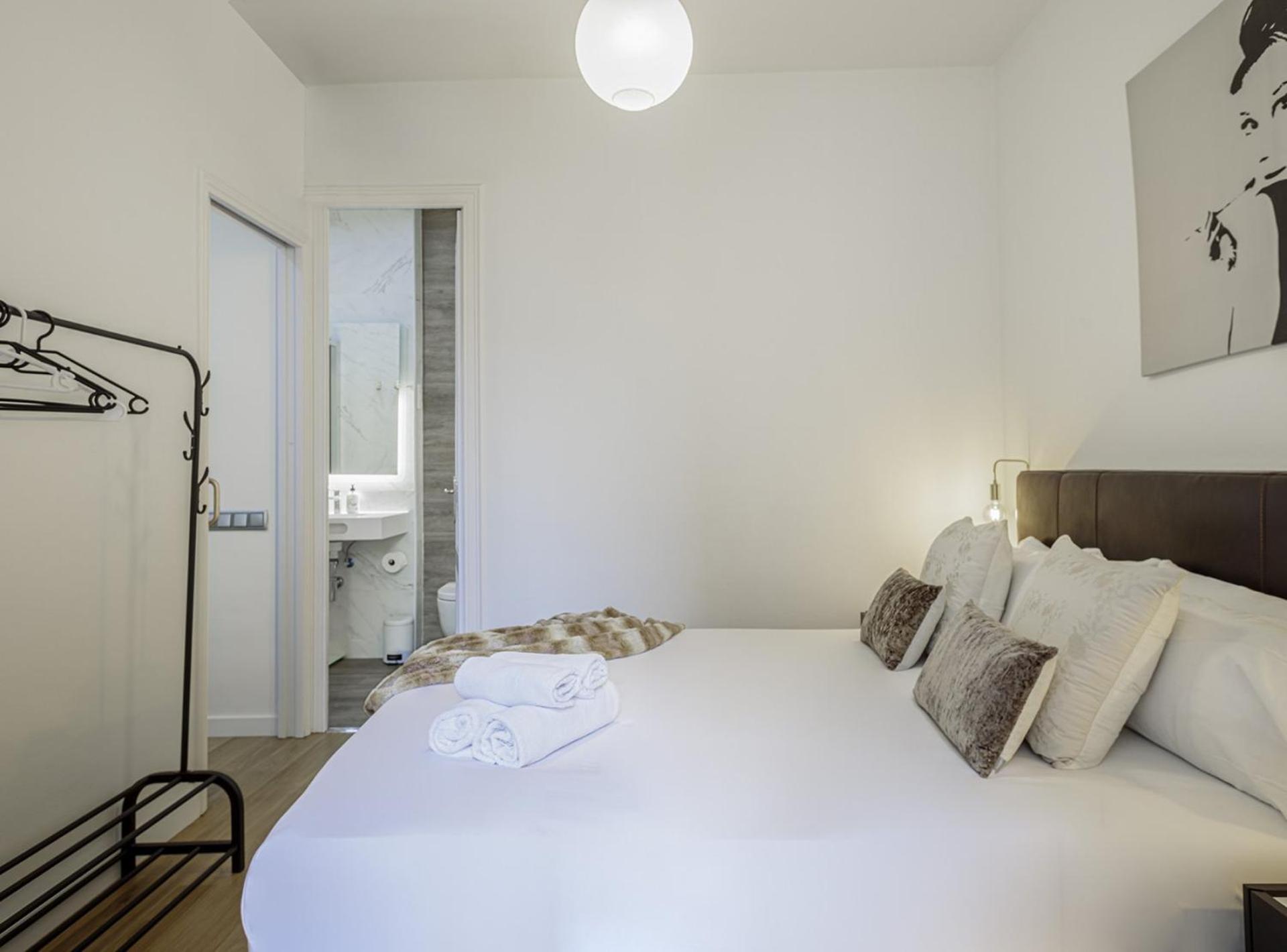 The Gaudi Suites II Barcelona Exterior photo